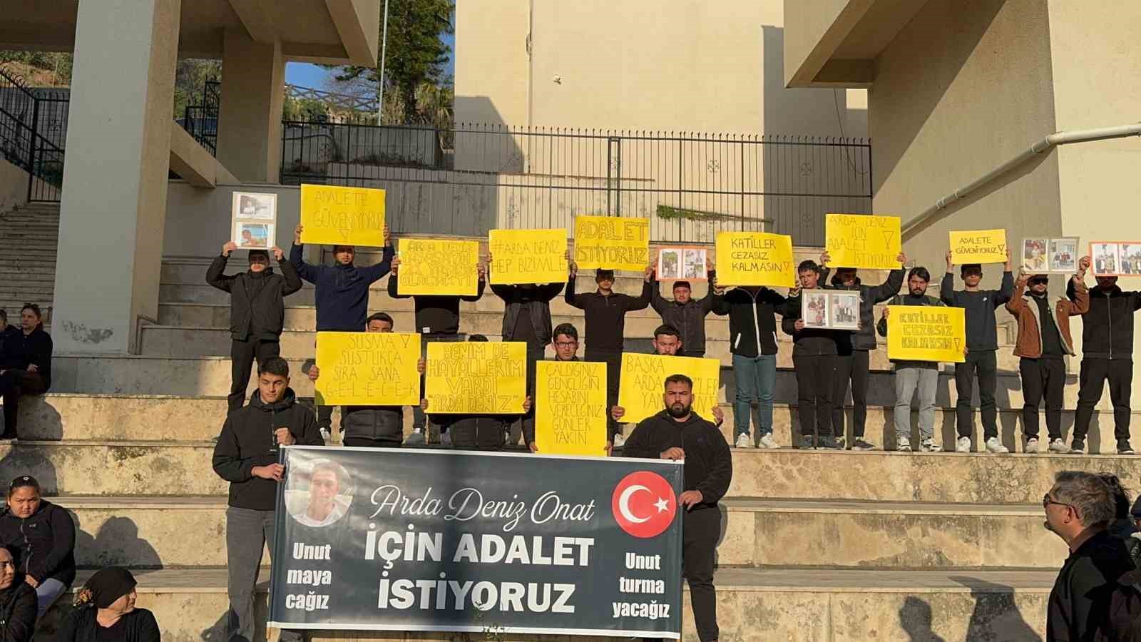 Marmaris’te teknedeki kavgada hayatını kaybeden gencin davası başladı: Adliye önünde 
