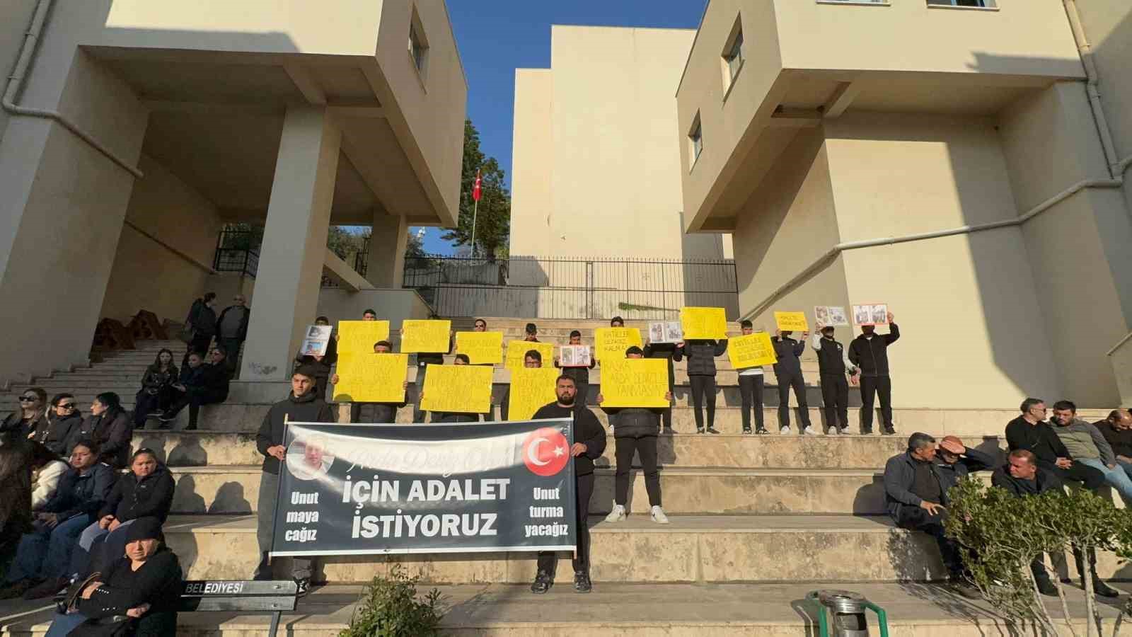 Marmaris’te teknedeki kavgada hayatını kaybeden gencin davası başladı: Adliye önünde "adalet istiyoruz" sesi yükseldi
Marmaris’te teknedeki kavgada hayatını kaybeden gencin davası başladı: Adliye önünde "adalet istiyoruz" sesi yükseldi