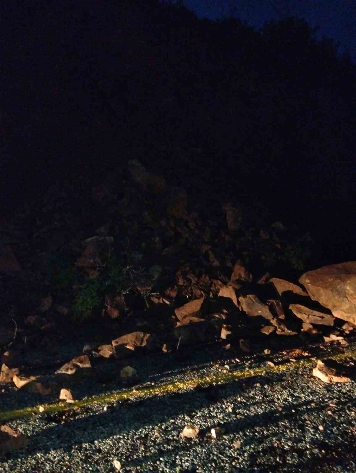 Marmaris’te toprak kayması nedeniyle yol trafiğe kapatıldı
