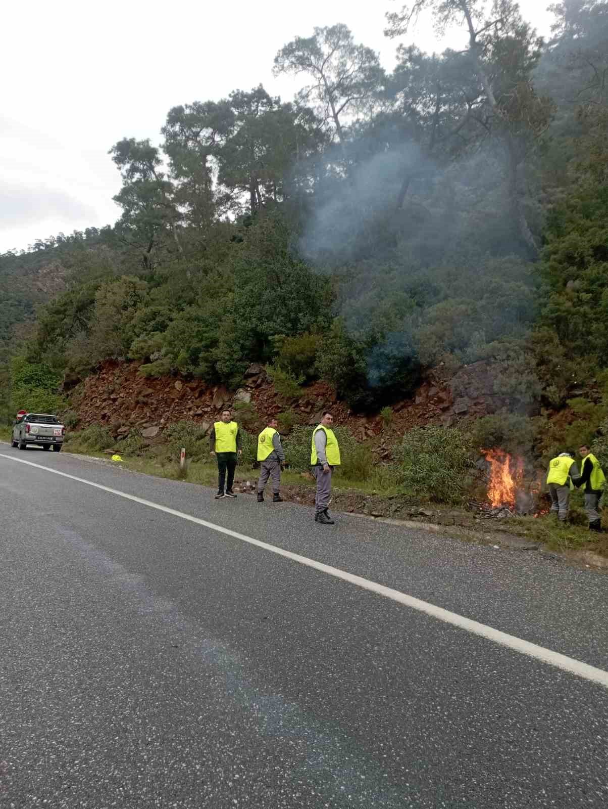 Marmaris’te yangın sezonu öncesi temizlik çalışmaları sürüyor
