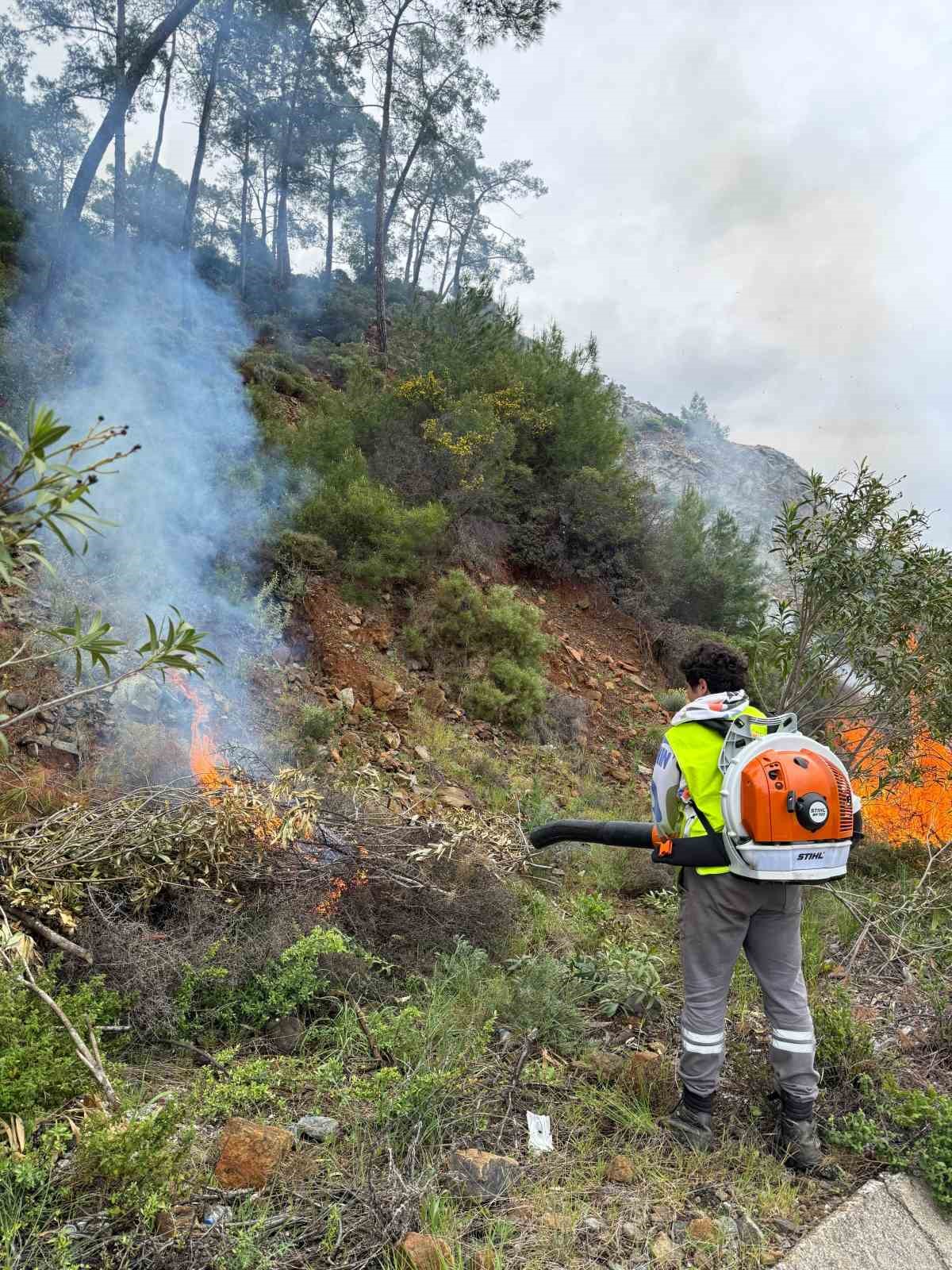 Marmaris’te yangın sezonu öncesi temizlik çalışmaları sürüyor
