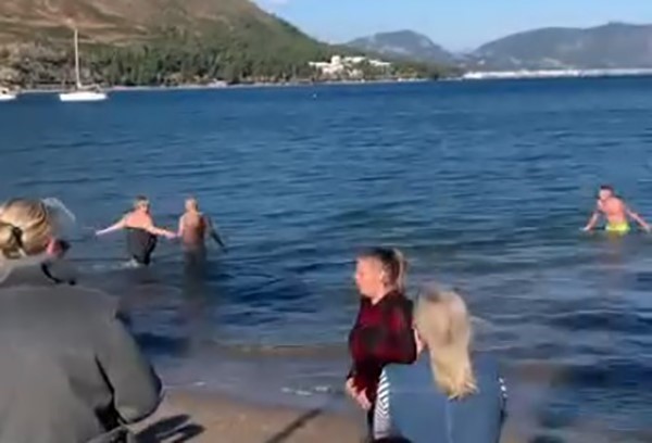 Marmaris’te yaşayan yerleşik yabancılar 2026’yı denize girerek karşıladı
