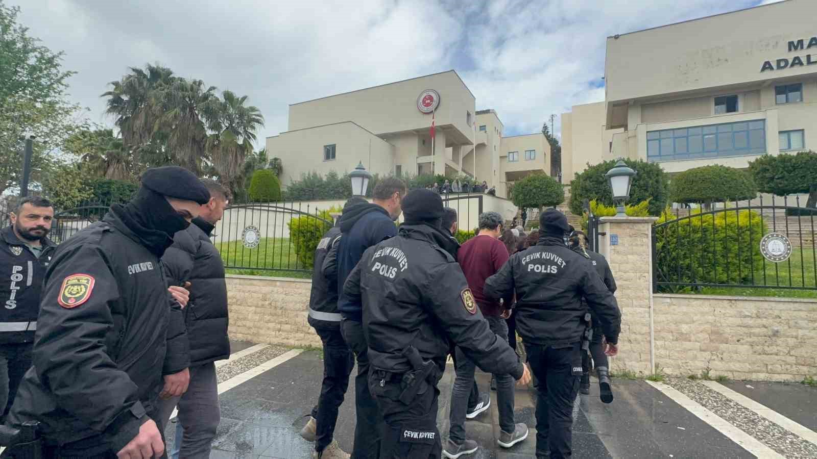 Marmaris’teki ’rüşvet’ operasyonunun şüphelileri adliyeye sevk edildi
