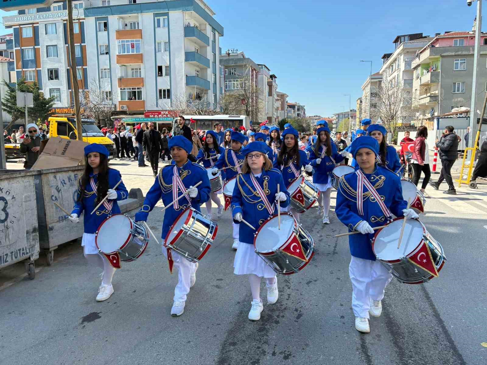 Marşlar eşliğinde mahalleyi turladılar
