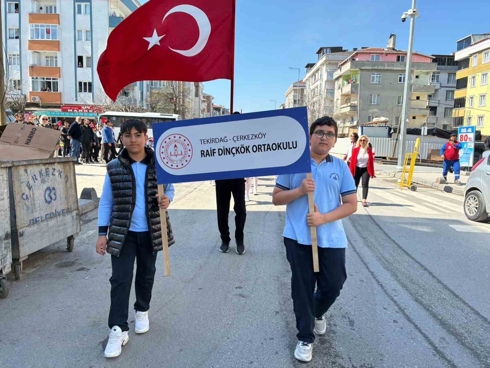 Marşlar eşliğinde mahalleyi turladılar
