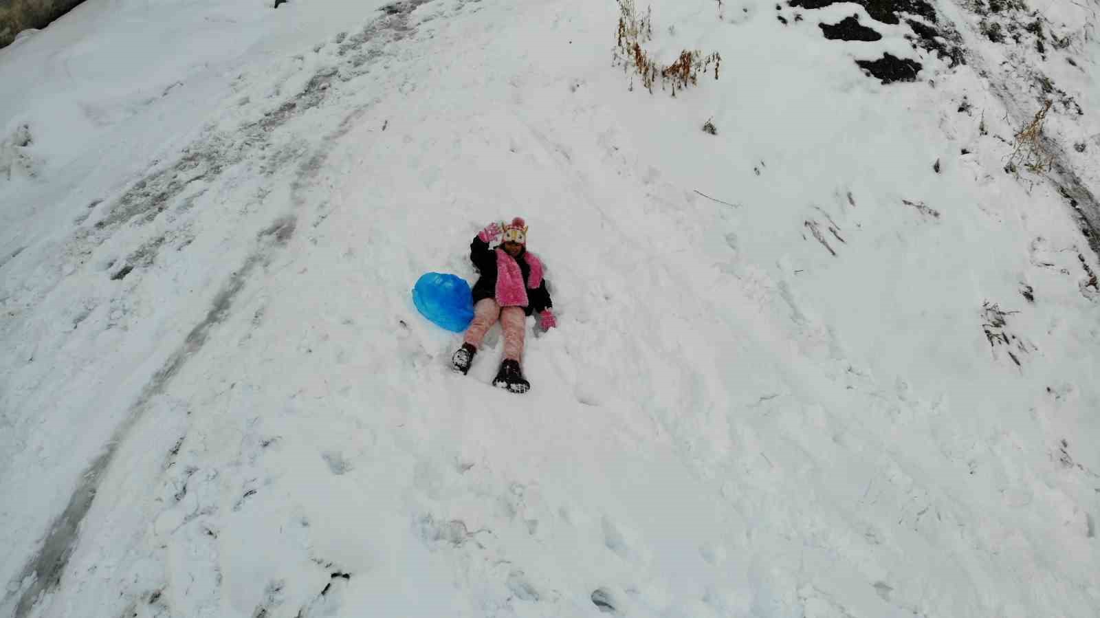 Mart kapıdan baktırdı: Bayburt güne 15 santimetre karla uyandı
