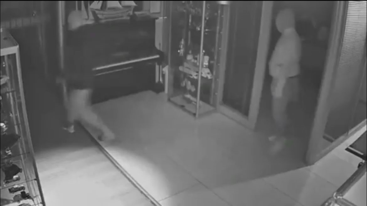 Maskeli beşler girdikleri işletmelerde çelik kasaları böyle patlattı...
