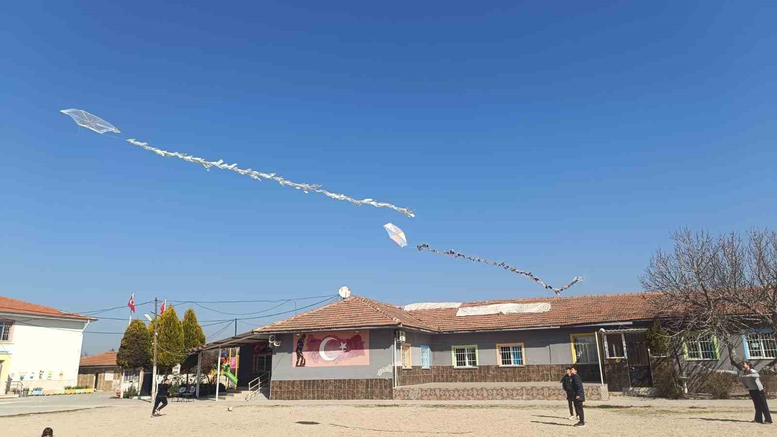 Matematiği uçurtmayla anlattı, öğrenciler hem eğlendi hem öğrendi
