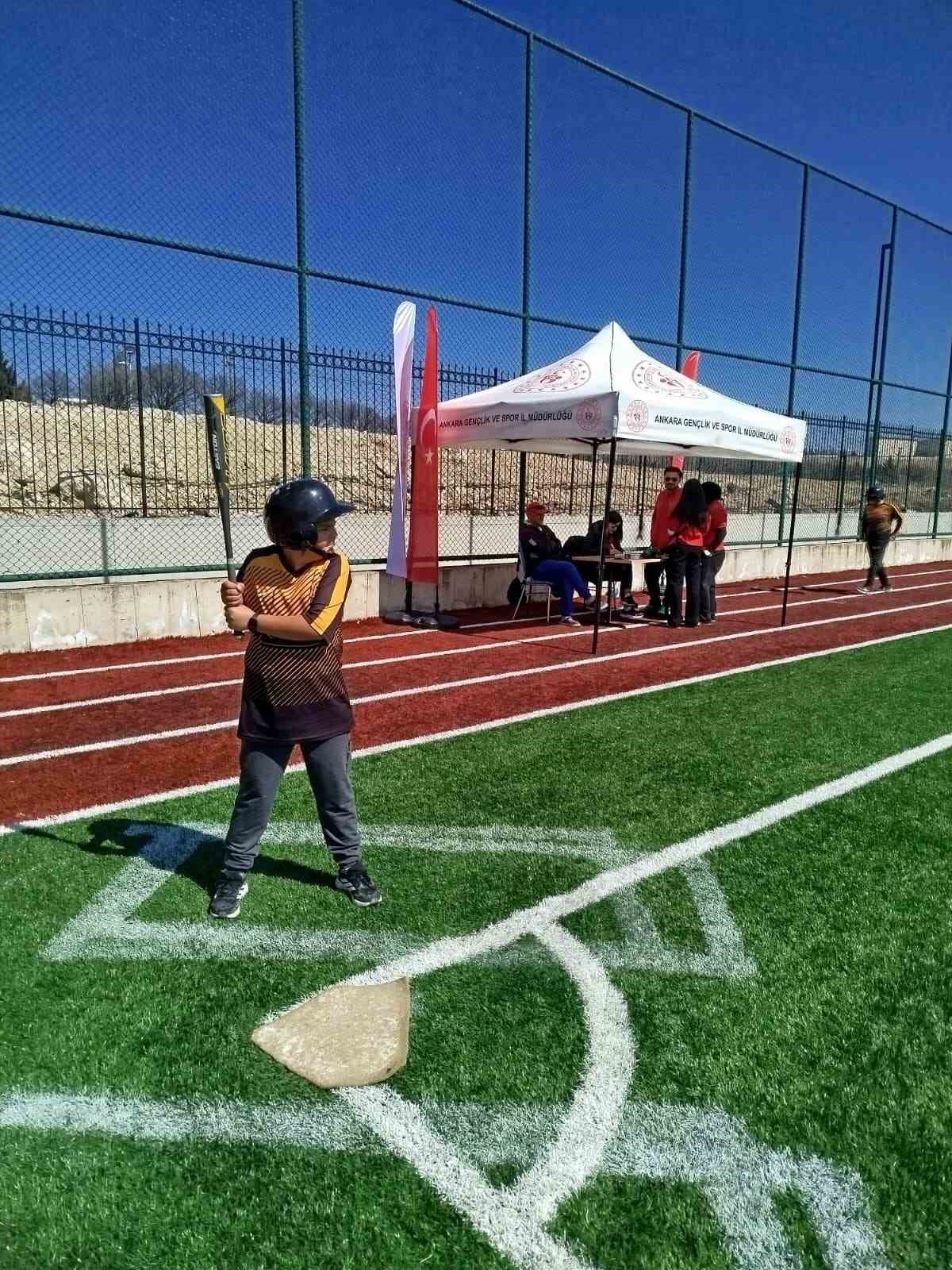 Maver Kemal Arsoy Ortaokulu beyzbol takımından büyük başarı
