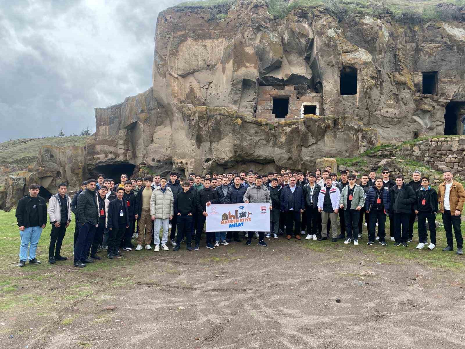 ‘Maziden Atiye Ahlat’ programı gençleri tarihle buluşturuyor
