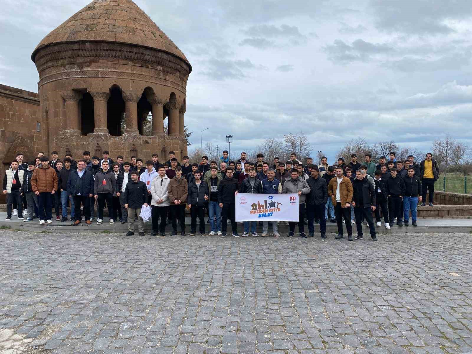 ‘Maziden Atiye Ahlat’ programı gençleri tarihle buluşturuyor

