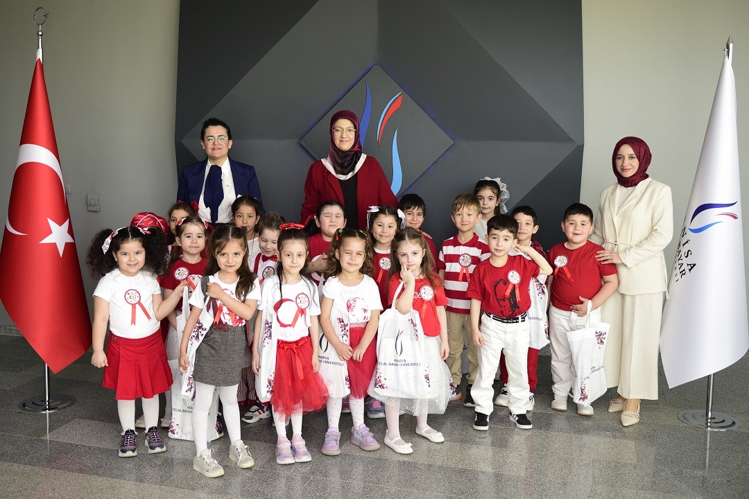 MCBÜ Rektörlüğünde 23 Nisan coşkusu
