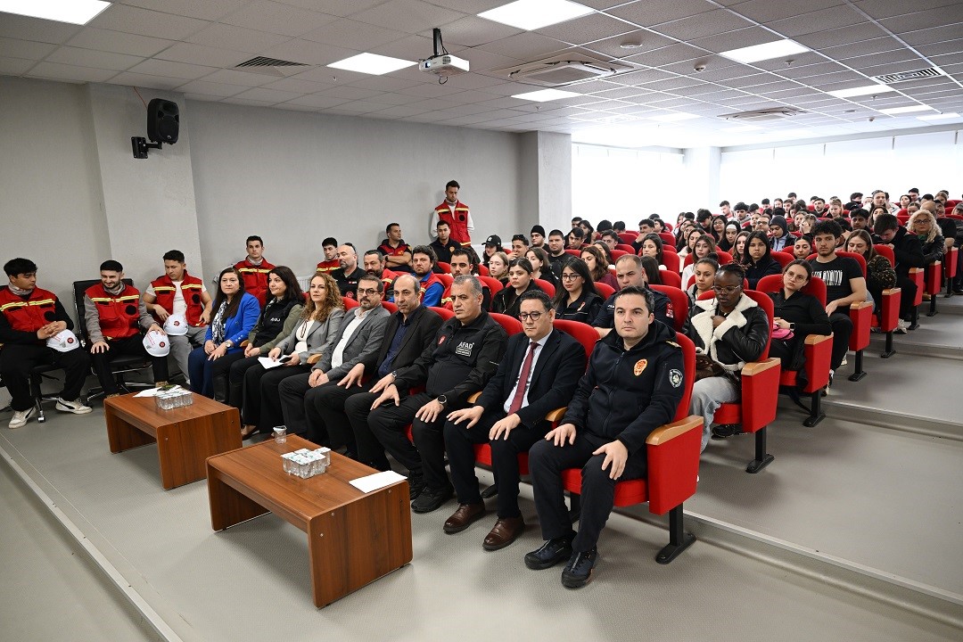 MCBÜ Spor Bilimleri Fakültesi’nde "Afet ve Yangın Farkındalığı" etkinliği düzenlendi
