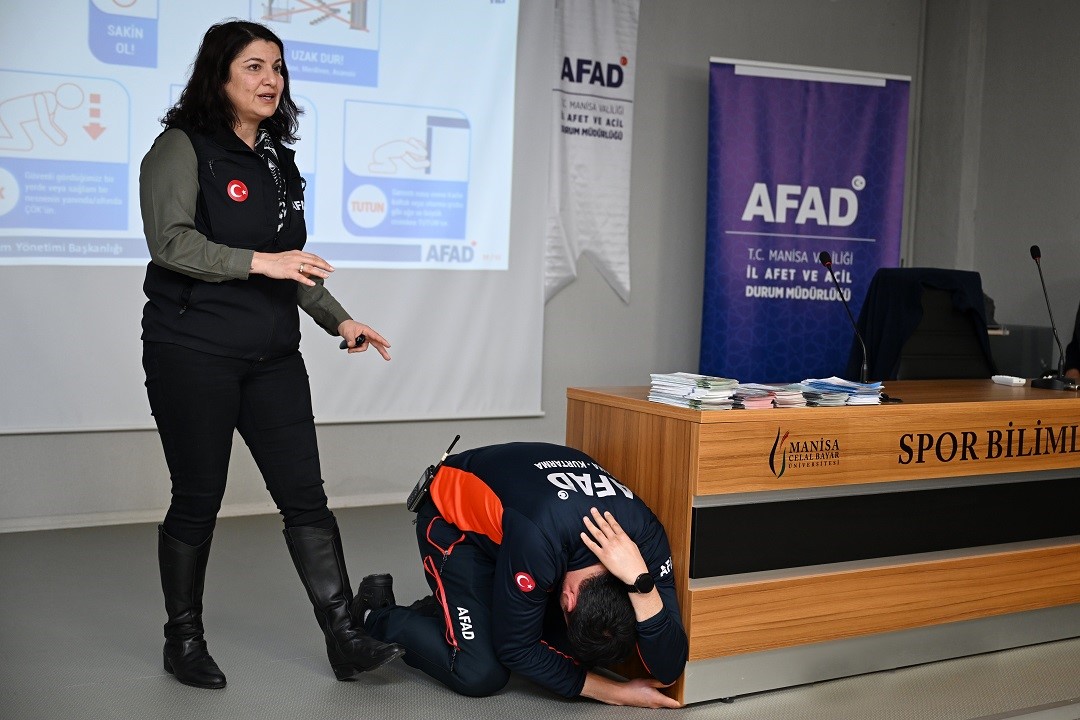 MCBÜ Spor Bilimleri Fakültesi’nde "Afet ve Yangın Farkındalığı" etkinliği düzenlendi
