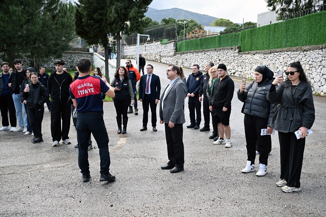 MCBÜ Spor Bilimleri Fakültesi’nde "Afet ve Yangın Farkındalığı" etkinliği düzenlendi
