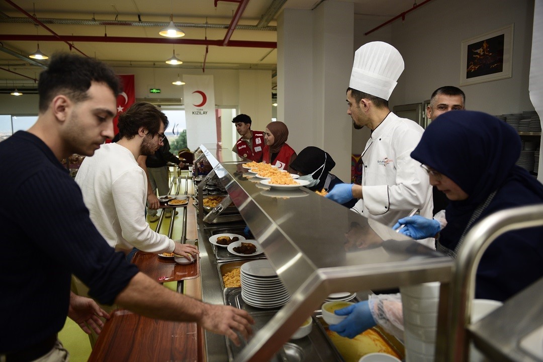 MCBÜ’lü öğrenciler ramazanın ilk iftarında aynı sofrada buluştu
