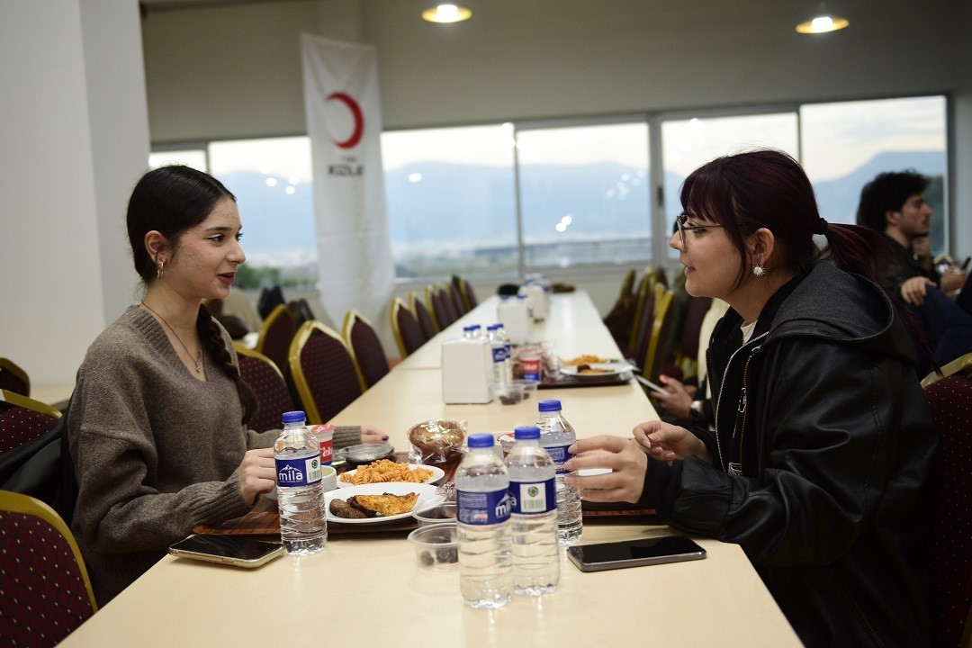 MCBÜ’lü öğrenciler ramazanın ilk iftarında aynı sofrada buluştu
