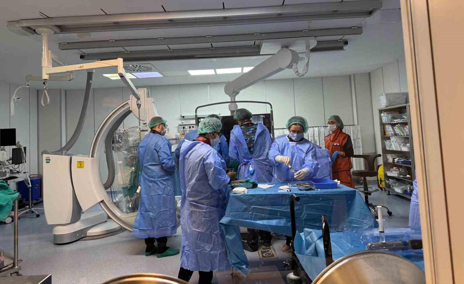 MEAH’ta kapalı sistemle yüksek riskli 4 hastanın kalp kapağı değiştirildi
