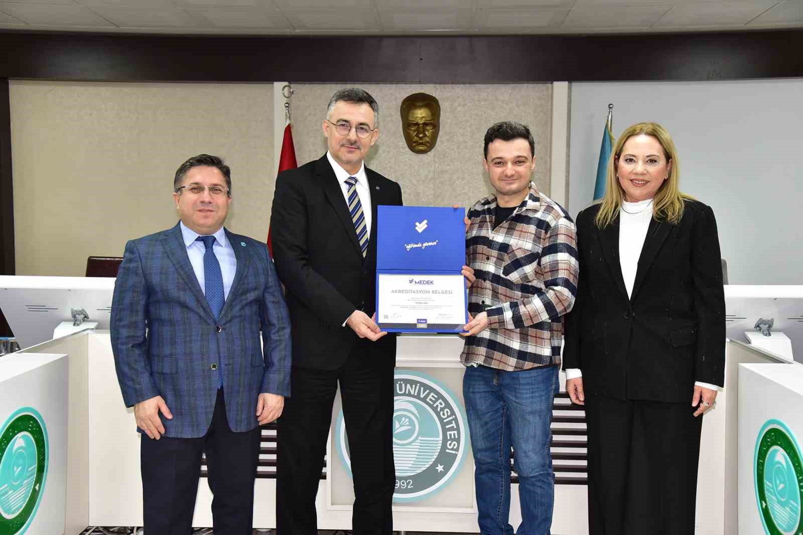 MEDEK akreditasyon belgeleri törenle takdim edildi
