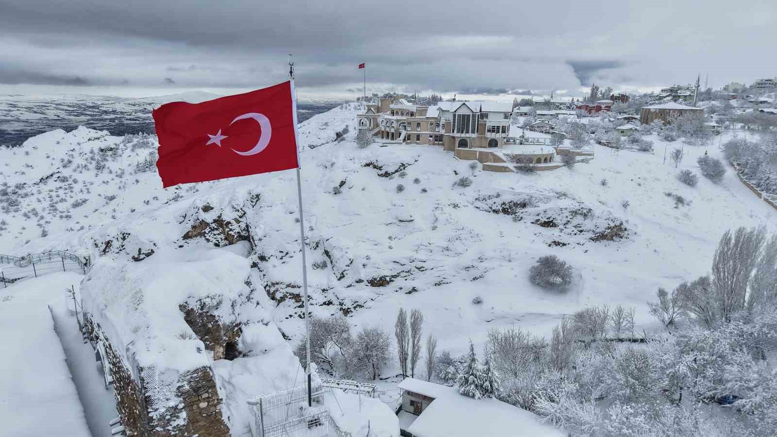 Medeniyetlerin beşiği Harput beyaza büründü, kartpostallık görüntüler oluştu
