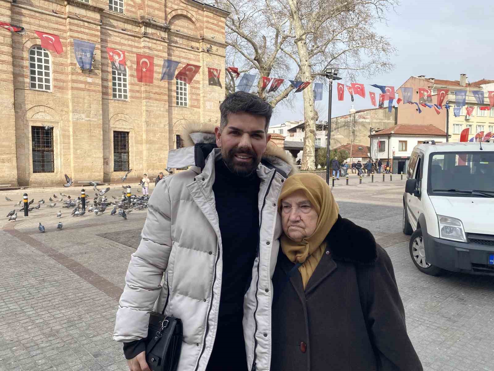 Mehmet Çevik sahnelere ara verdi, Ramazan’da maneviyata yöneldi
Mehmet Çevik sahnelere ara verdi, Ramazan’da maneviyata yöneldi