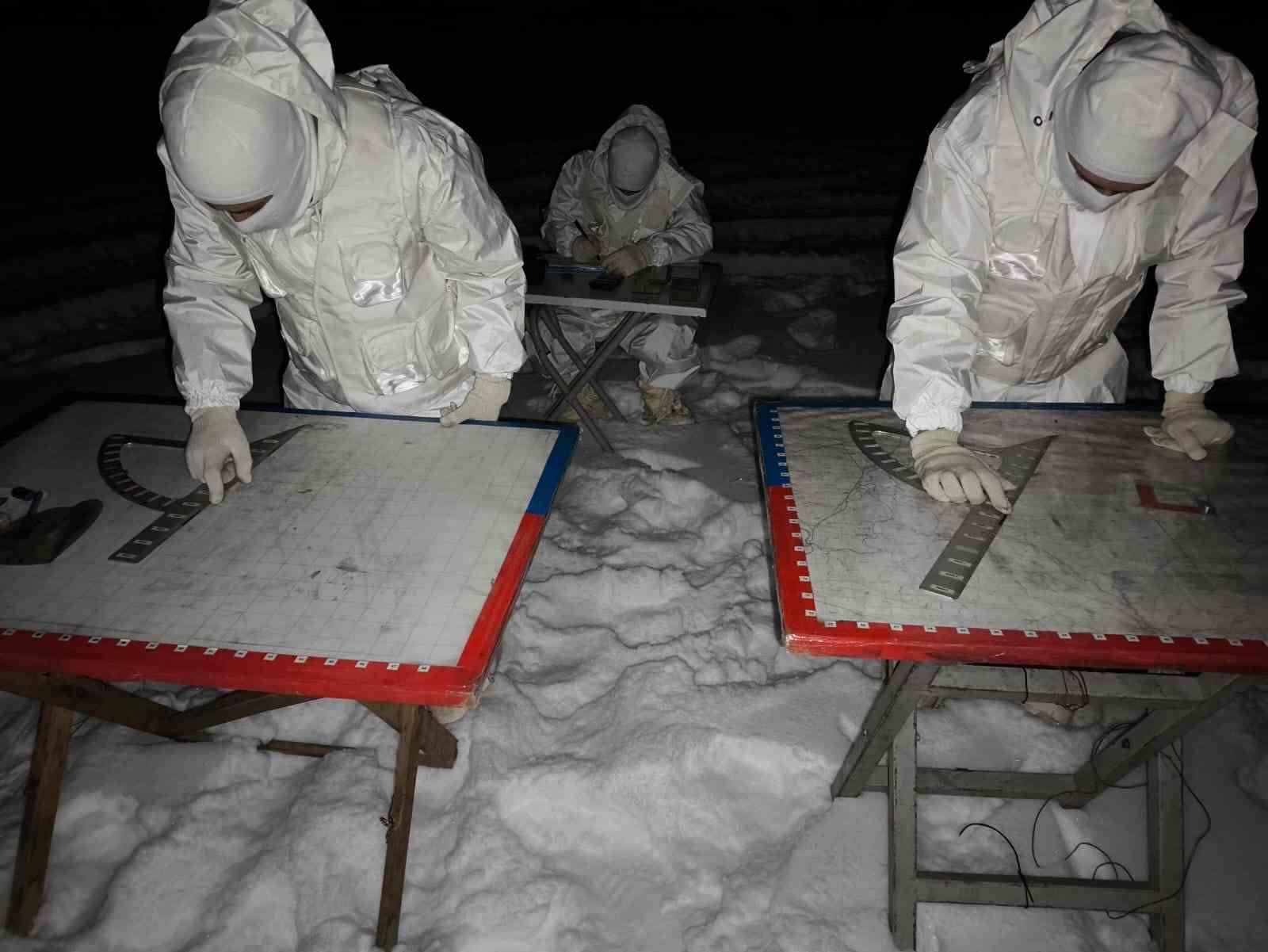 Mehmetçiğin karlı arazide gece eğitimi
