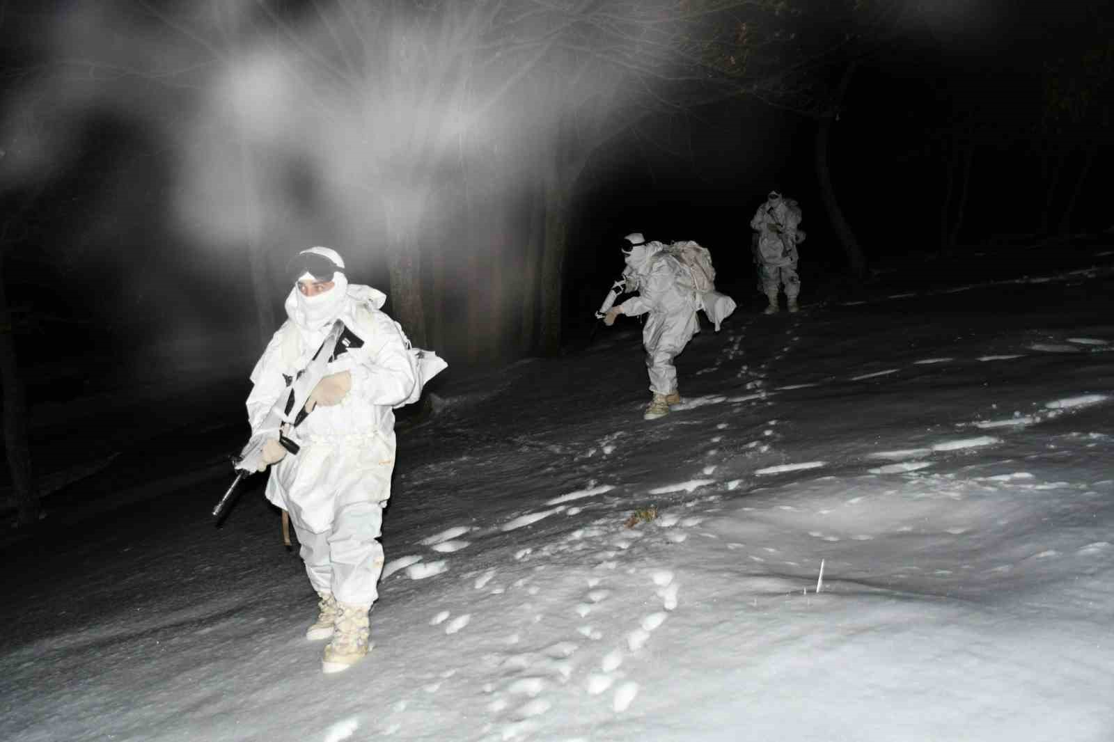 Mehmetçiğin karlı arazide gece eğitimi
