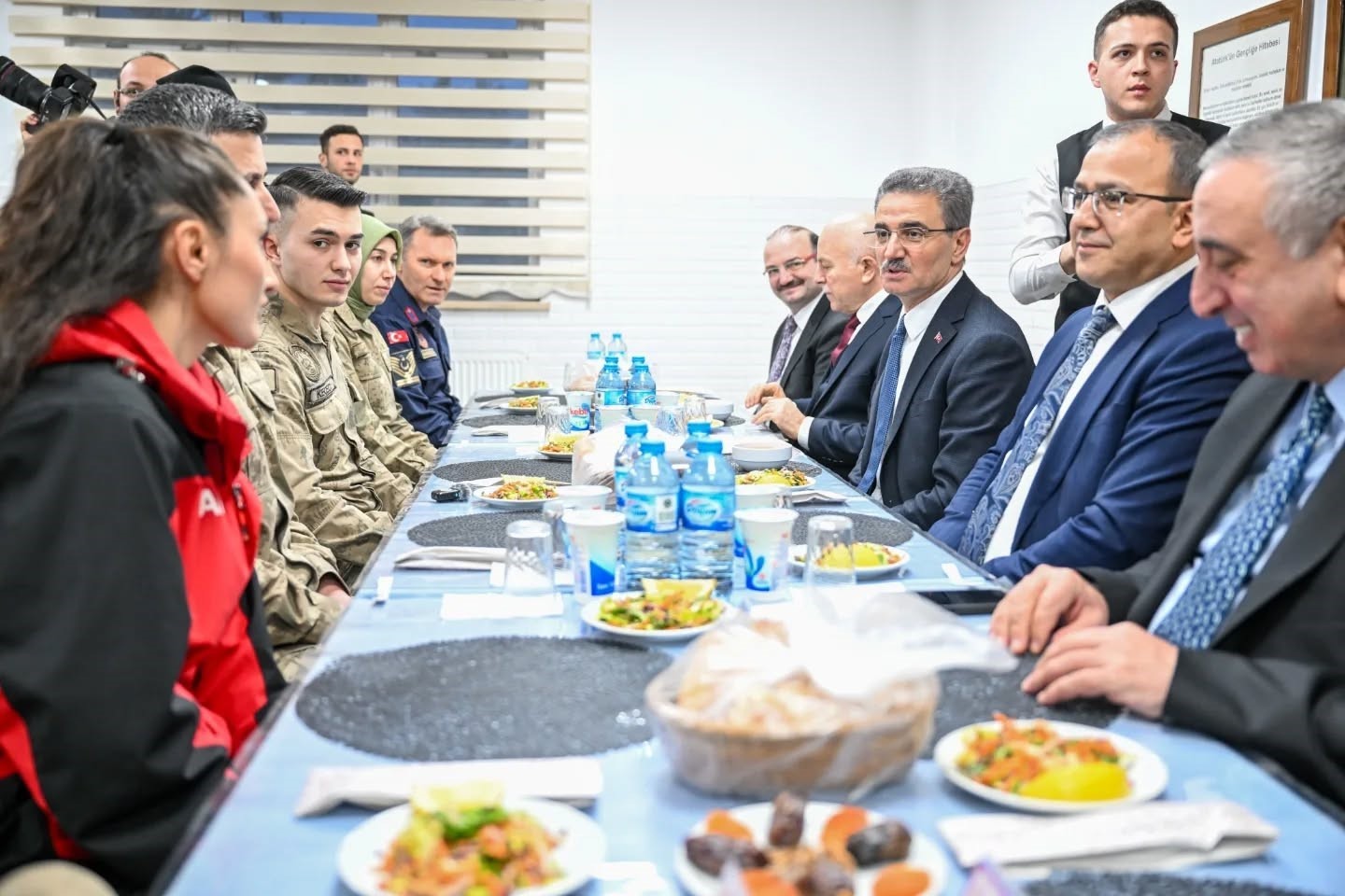 Mehmetçikle iftar yaptılar
