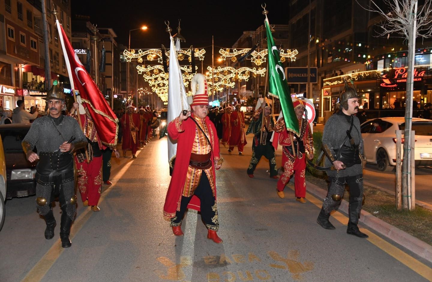 "Mehterin nefesi, Ramazan’ın sesi" Osmaniye’de sokakları şenlendirdi
