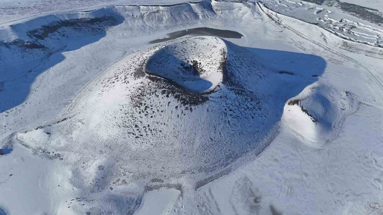 Meke Krater Gölü beyaz gelinliğini giydi, kartpostallık manzaralar oluştu
Meke Krater Gölü beyaz gelinliğini giydi, kartpostallık manzaralar oluştu