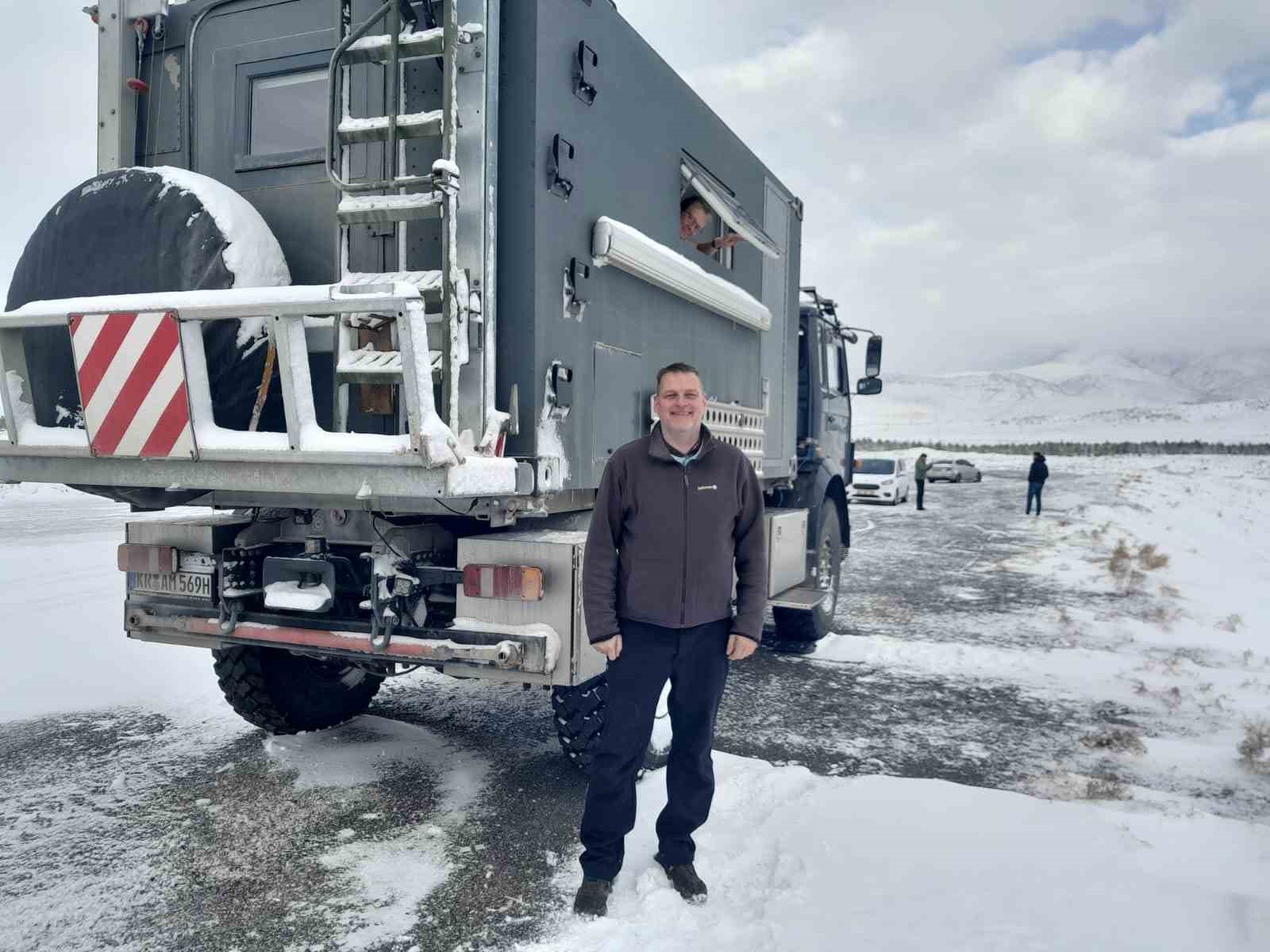 Meke Krater Gölü beyaz gelinliğini giydi, kartpostallık manzaralar oluştu
Meke Krater Gölü beyaz gelinliğini giydi, kartpostallık manzaralar oluştu