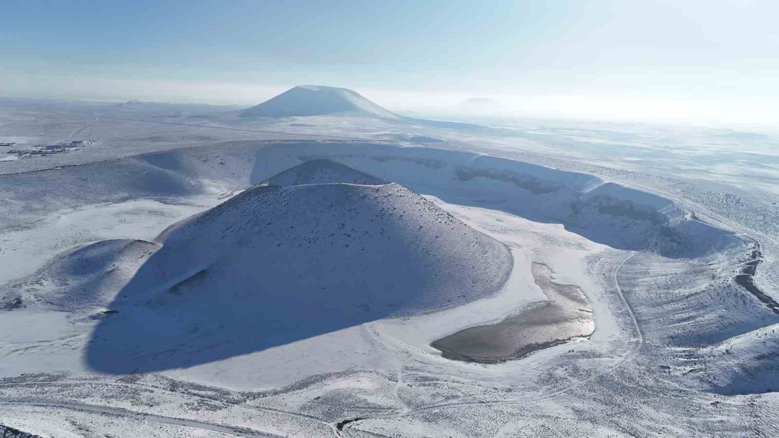 Meke Krater Gölü beyaz gelinliğini giydi, kartpostallık manzaralar oluştu
Meke Krater Gölü beyaz gelinliğini giydi, kartpostallık manzaralar oluştu