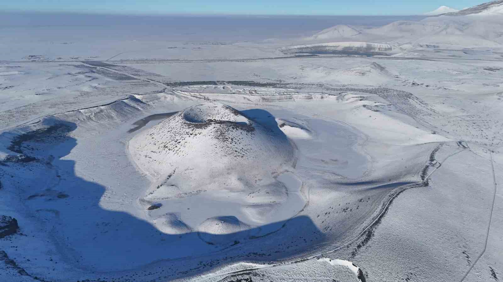 Meke Krater Gölü beyaz gelinliğini giydi, kartpostallık manzaralar oluştu
Meke Krater Gölü beyaz gelinliğini giydi, kartpostallık manzaralar oluştu