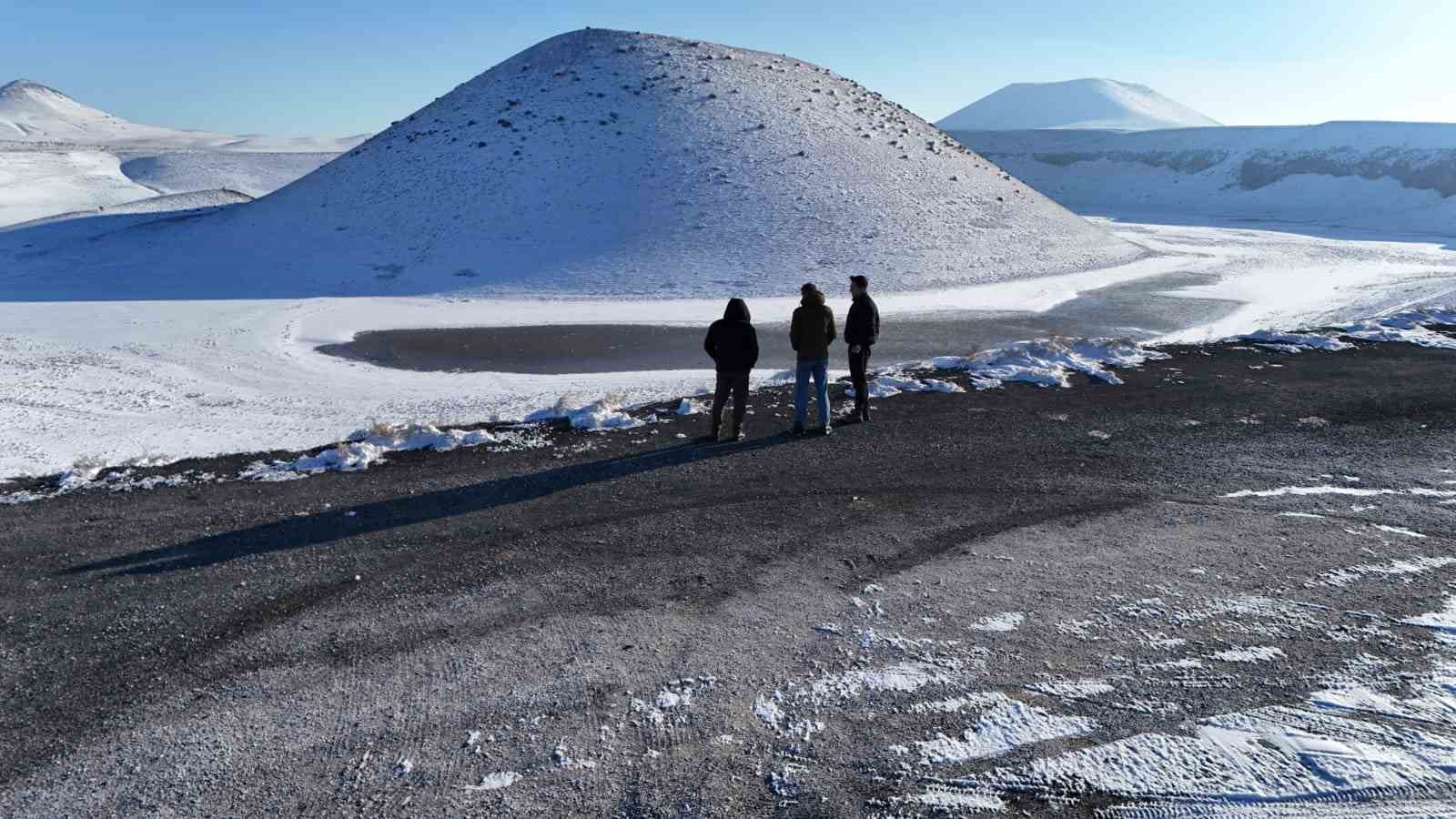 Meke Krater Gölü beyaz gelinliğini giydi, kartpostallık manzaralar oluştu
Meke Krater Gölü beyaz gelinliğini giydi, kartpostallık manzaralar oluştu