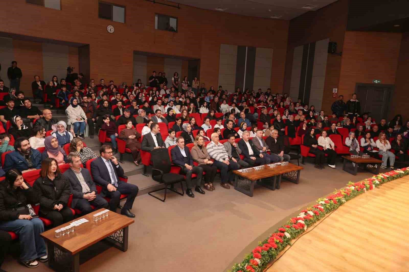 Mektep Melikgazi öğrencilerinin hazırladığı tiyatro oyunu büyük alkış topladı
