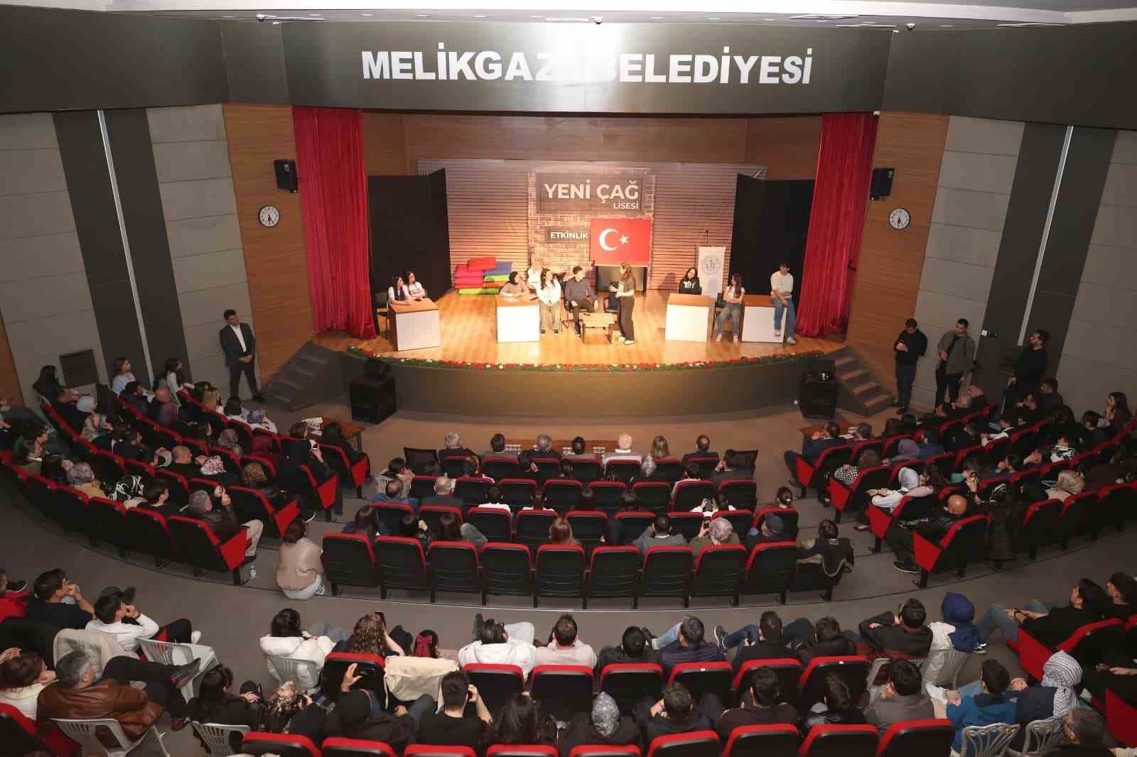 Mektep Melikgazi öğrencilerinin hazırladığı tiyatro oyunu büyük alkış topladı
