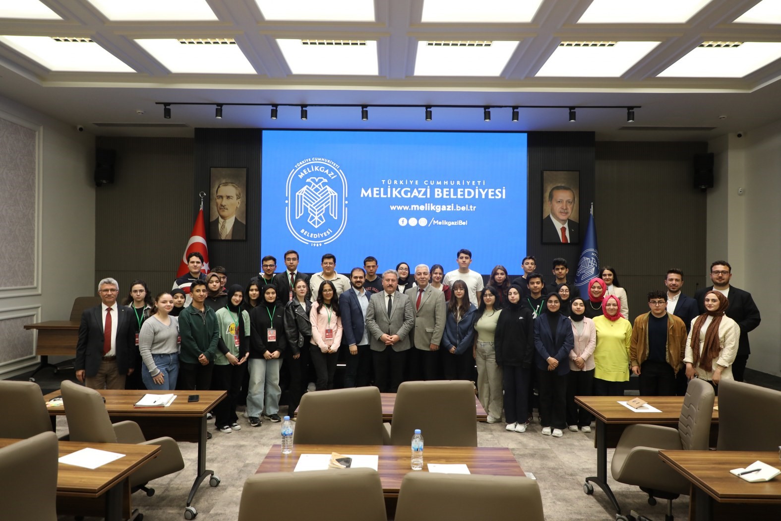 Mektep Melikgazi’de eğitim alan gençler topluma ışık olacaklar
Mektep Melikgazi’de eğitim alan gençler topluma ışık olacaklar