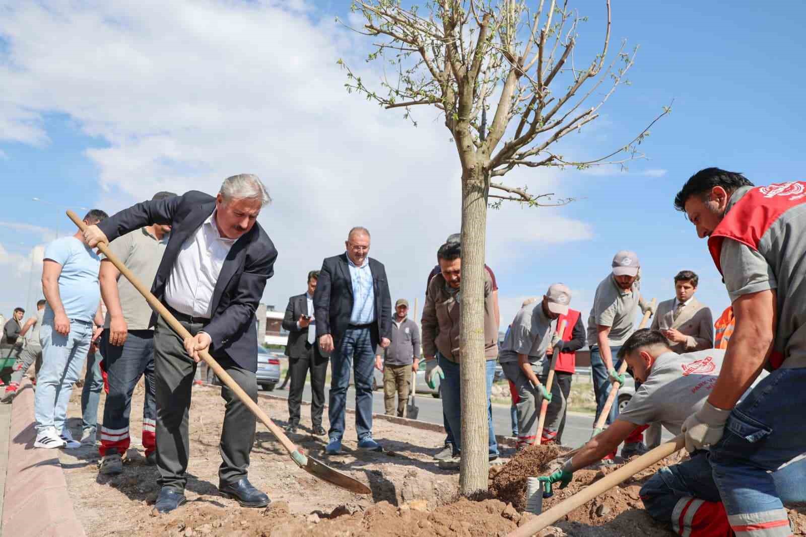 Melikgazi, ağaçlandırma çalışmaları ile geleceğe daha yeşil bir miras bırakıyor
