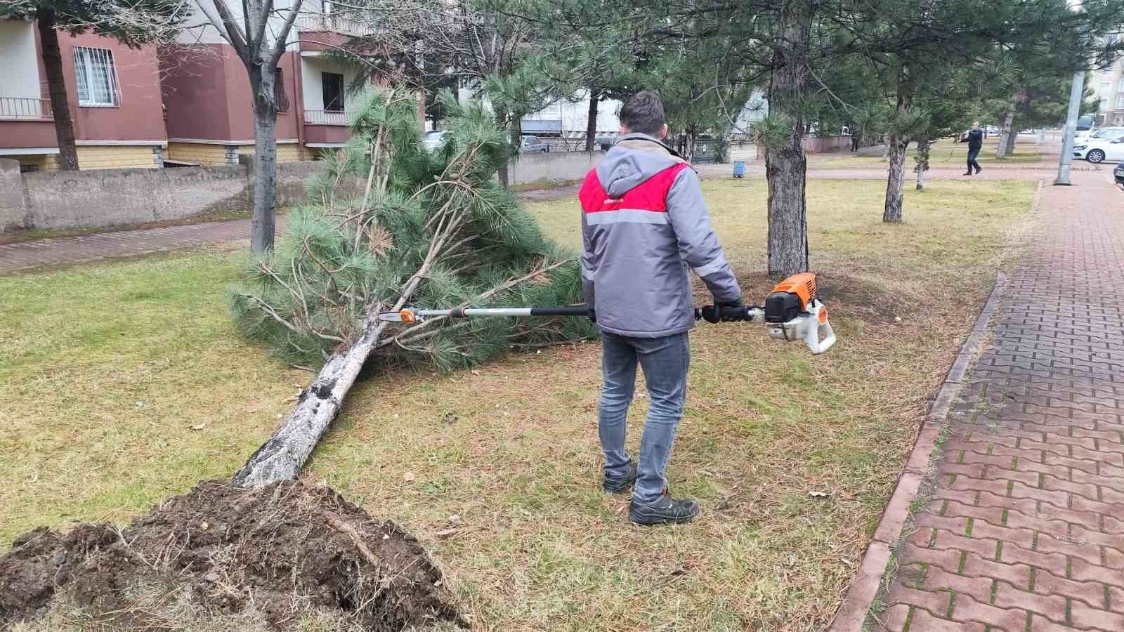Melikgazi Belediyesi ekipleri rüzgar mesaisinde
