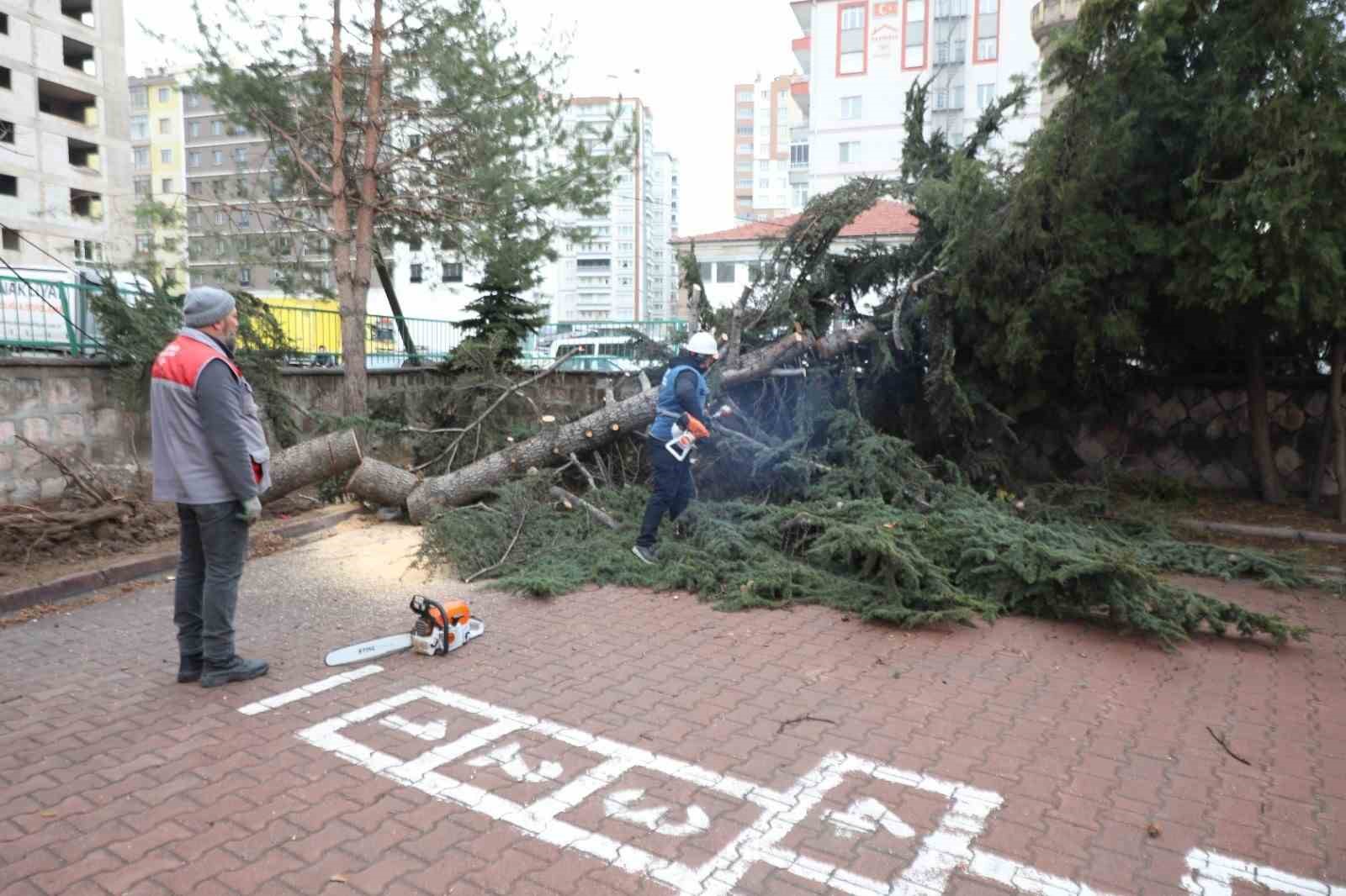 Melikgazi Belediyesi ekipleri rüzgar mesaisinde
