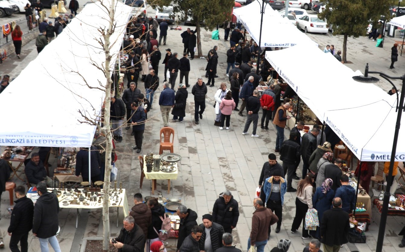 Melikgazi Belediyesi’nden şehrin merkezinde ‘antika molası’
