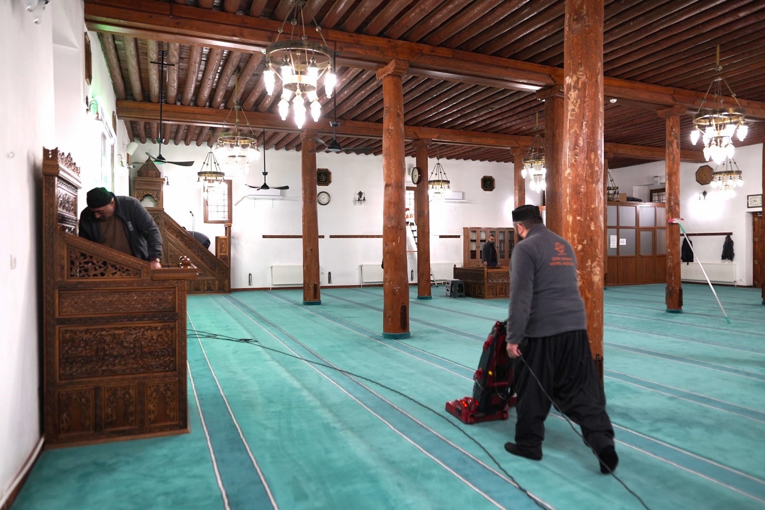 Melikgazi’de camiler Ramazan için temizleniyor
