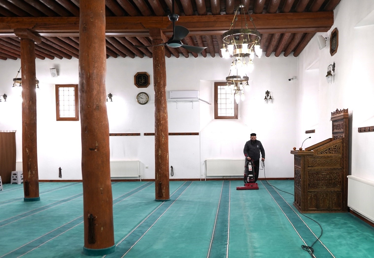 Melikgazi’de camiler Ramazan için temizleniyor
