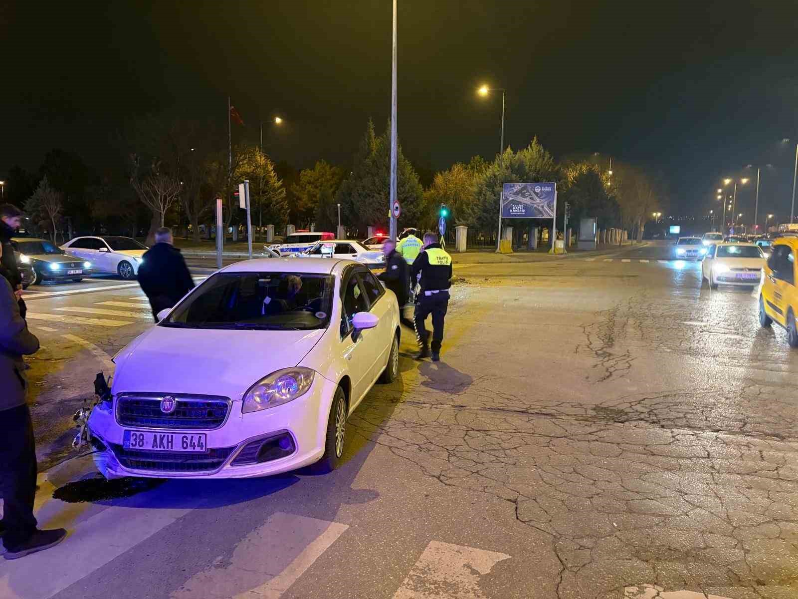 Melikgazi’de iki otomobil kavşakta çarpıştı
