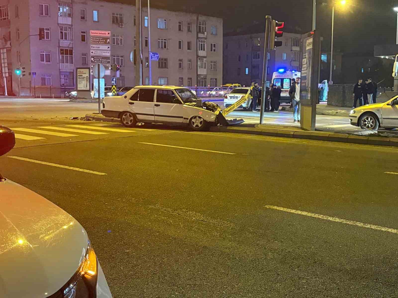 Melikgazi’de iki otomobil kavşakta çarpıştı
