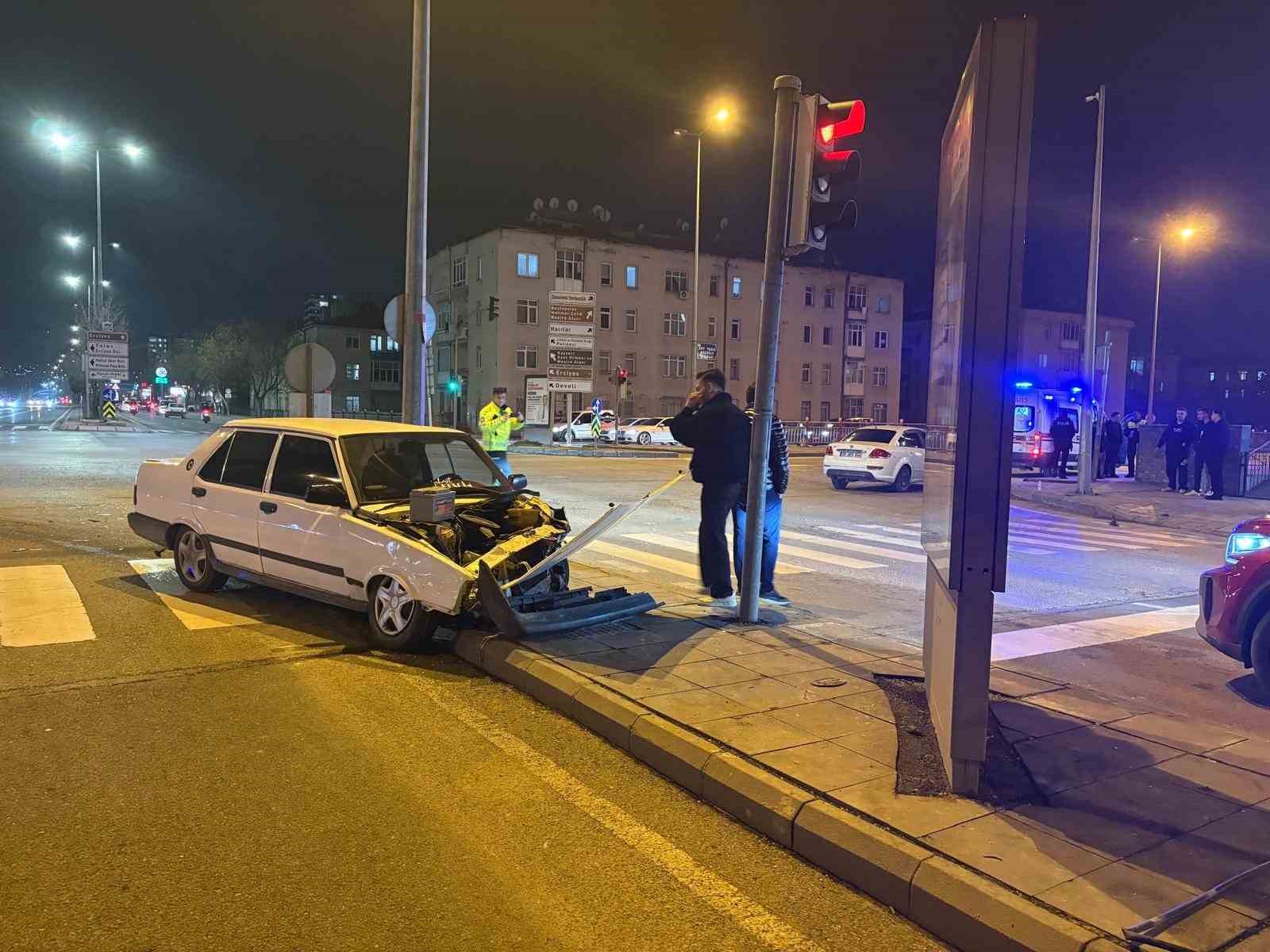 Melikgazi’de iki otomobil kavşakta çarpıştı
