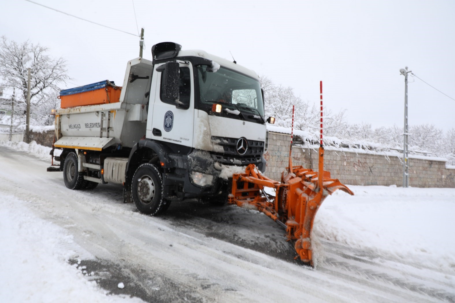 Melikgazi’de karla mücadele çalışmaları kesintisiz devam ediyor
