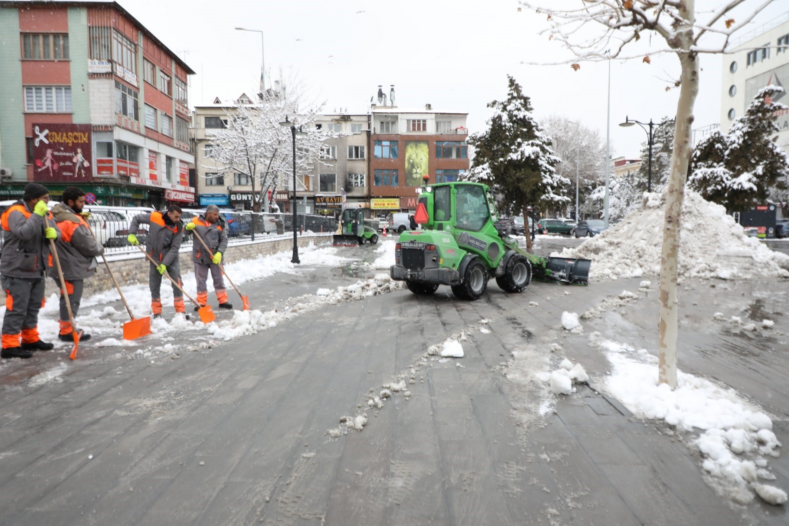 Melikgazi’de karla mücadele çalışmaları kesintisiz devam ediyor
