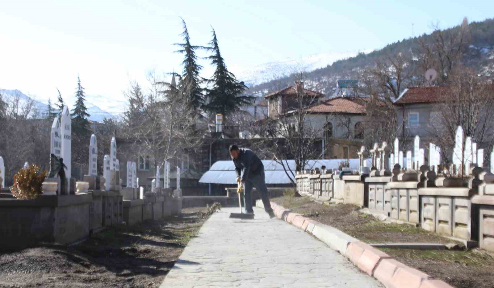 Melikgazi’de mezarlıklar bayram için temizlendi
