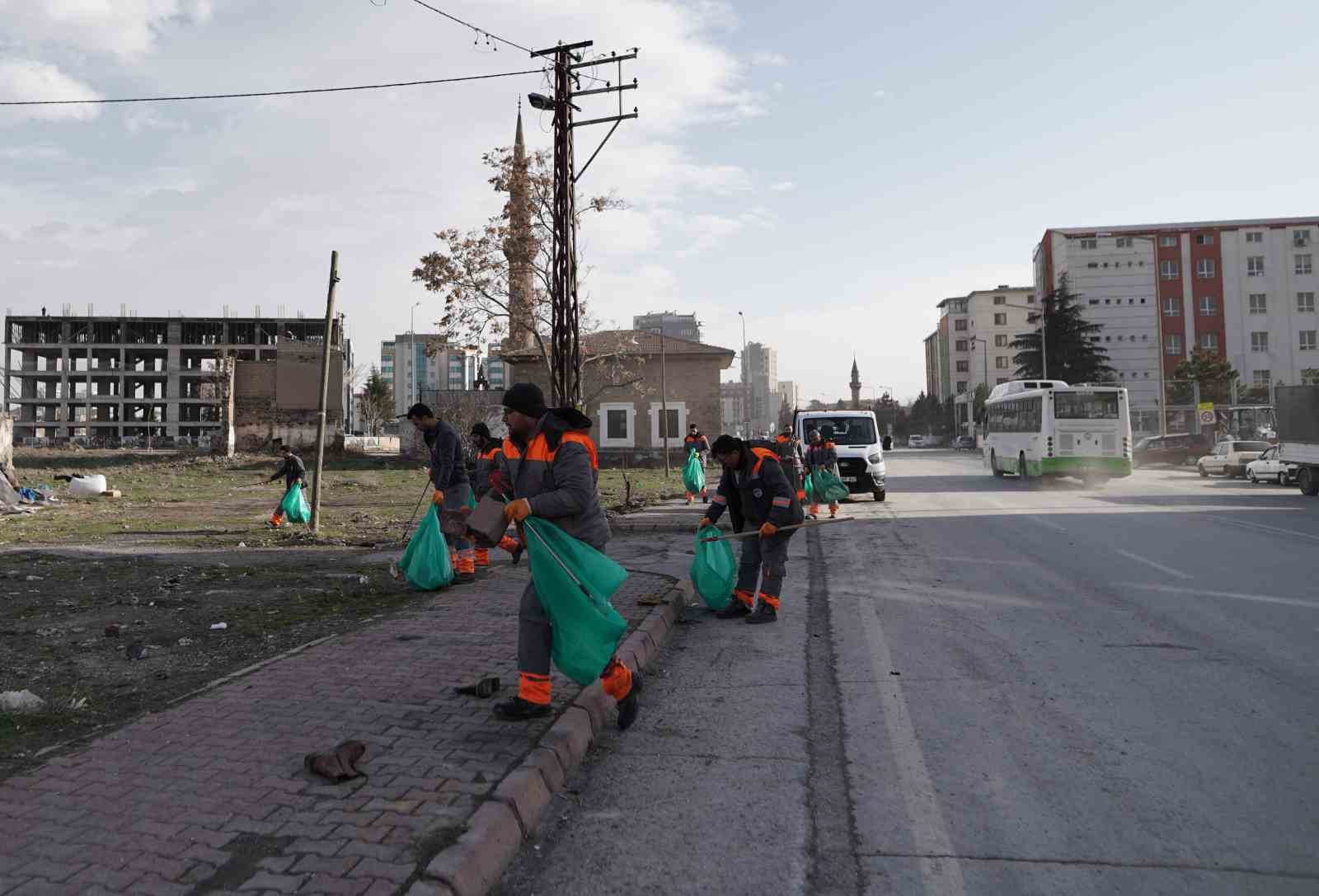 Melikgazi’de şiddetli rüzgarın etkileri temizlendi

